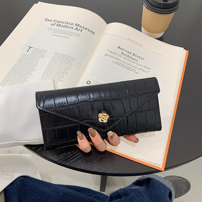 Moderns sieviešu ādas maks ar aizdari