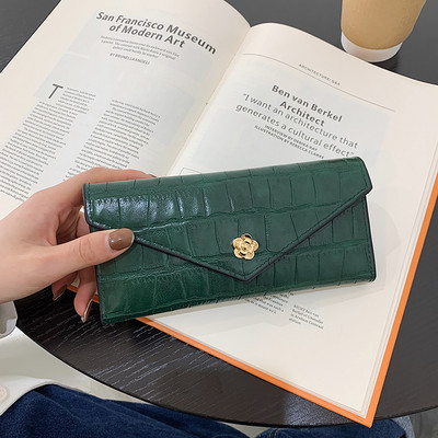 Moderns sieviešu ādas maks ar aizdari