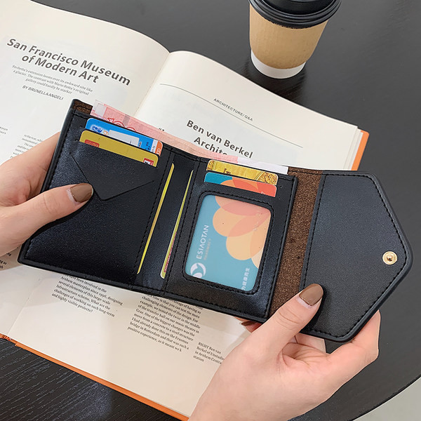 Moderns sieviešu ādas maks ar aizdari