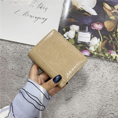 Sieviešu ādas maciņš ar rāvējslēdzēju