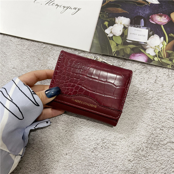 Sieviešu ādas maks ar metāla aizdari vairākās krāsās