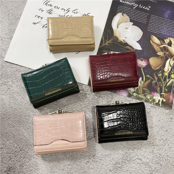 Sieviešu ādas maks ar metāla aizdari vairākās krāsās