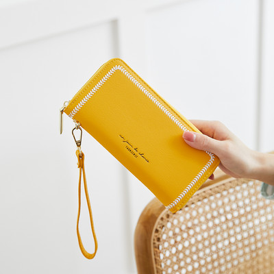 Γυναικείο πορτοφόλι με κέντημα και χειρολαβή