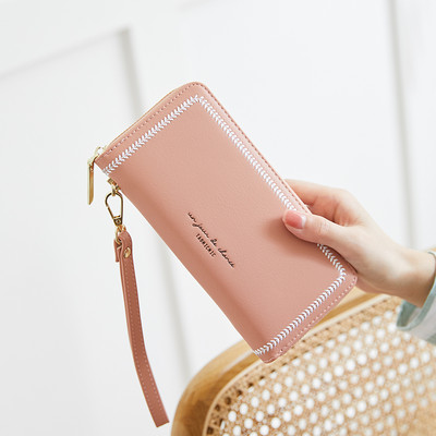 Γυναικείο πορτοφόλι με κέντημα και χειρολαβή