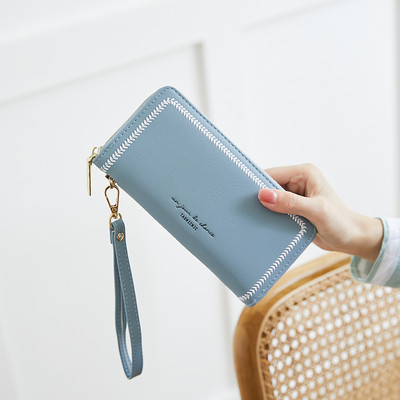 Γυναικείο πορτοφόλι με κέντημα και χειρολαβή