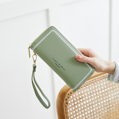 Γυναικείο πορτοφόλι με κέντημα και χειρολαβή