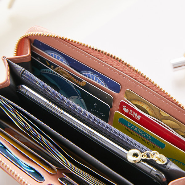 Γυναικείο πορτοφόλι με κέντημα και χειρολαβή