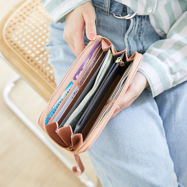 Γυναικείο πορτοφόλι με κέντημα και χειρολαβή