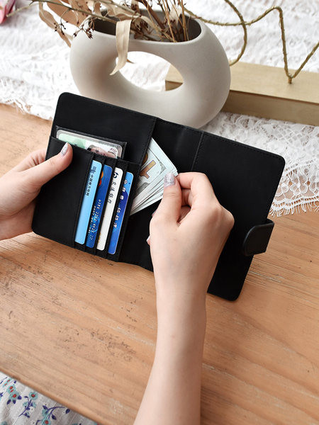 Γυναικείο πορτοφόλι νέο μοντέλο κατάλληλο για χρεωστικές κάρτες