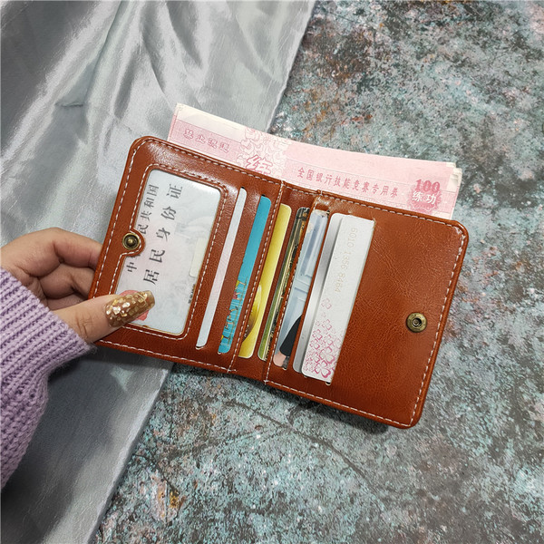 Γυναικείο μικρό πορτοφόλι από οικολογικό δέρμα με μεταλλικό στοιχείο