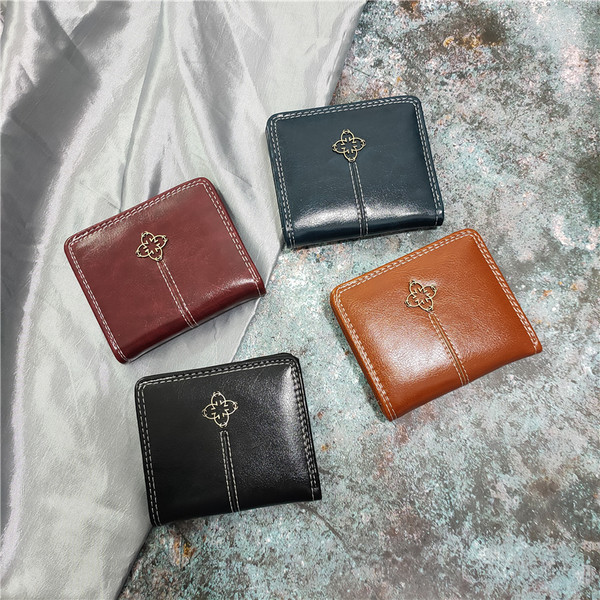 Γυναικείο μικρό πορτοφόλι από οικολογικό δέρμα με μεταλλικό στοιχείο