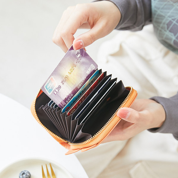 Γυναικείο έκο δερμάτινο πορτοφόλι με απλικέ και τρισδιάστατο στοιχείο