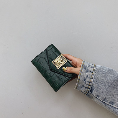 Γυναικείο πορτοφόλι από οικολογικό δέρμα με μεταλλική διακόσμηση