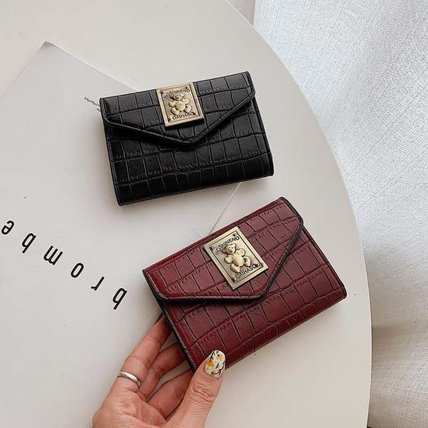 Γυναικείο πορτοφόλι από οικολογικό δέρμα με μεταλλική διακόσμηση