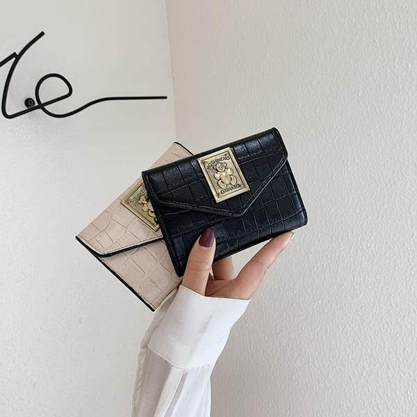 Γυναικείο πορτοφόλι από οικολογικό δέρμα με μεταλλική διακόσμηση