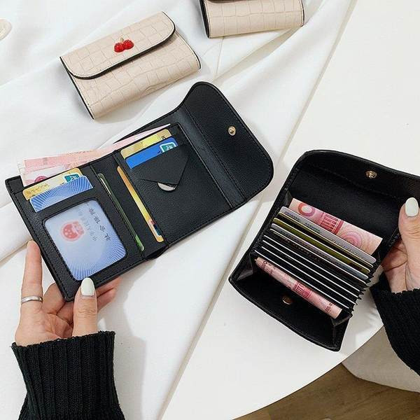 Γυναικείο πορτοφόλι με εφαρμογή