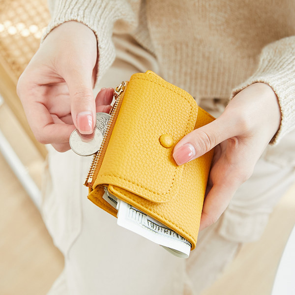 Portofel de dama din piele cu inchidere metalica