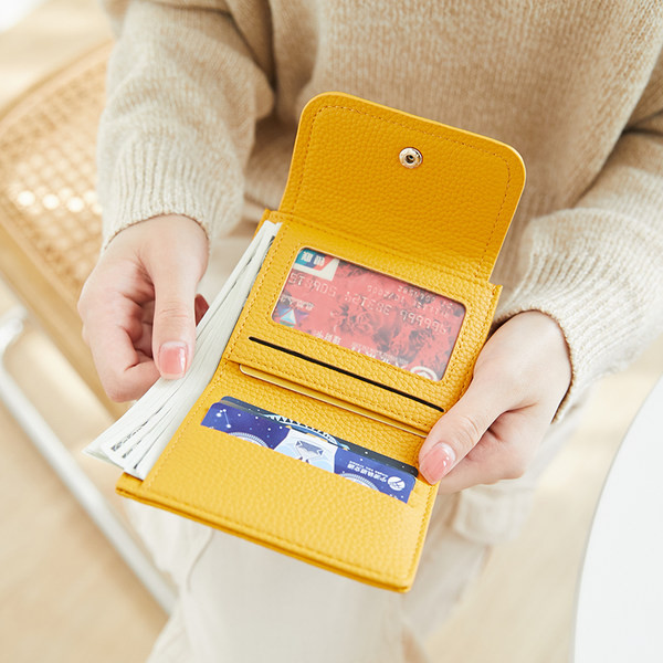 Portofel de dama din piele cu inchidere metalica