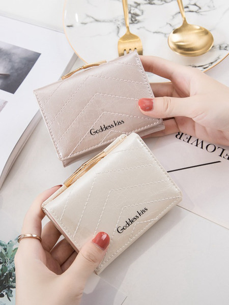 Μοντέρνο μικρό πορτοφόλι με επιγραφή