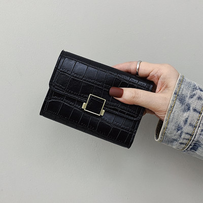 Γυναικείο μοντέρνο πορτοφόλι έκο δερμάτινο και μεταλλικό κούμπομα