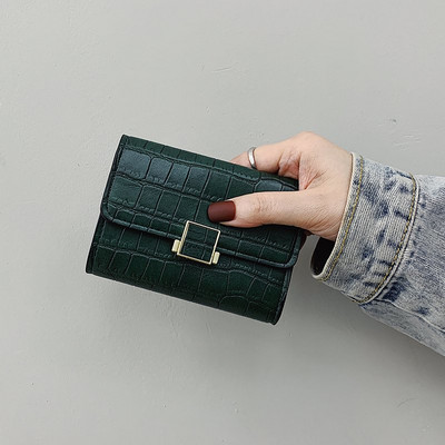 Γυναικείο μοντέρνο πορτοφόλι έκο δερμάτινο και μεταλλικό κούμπομα