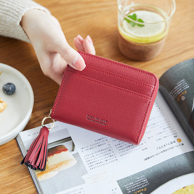 Γυναικείο δερμάτινο πορτοφόλι με φούντα