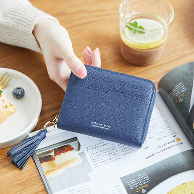 Γυναικείο δερμάτινο πορτοφόλι με φούντα