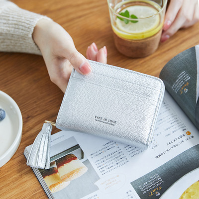 Γυναικείο δερμάτινο πορτοφόλι με φούντα