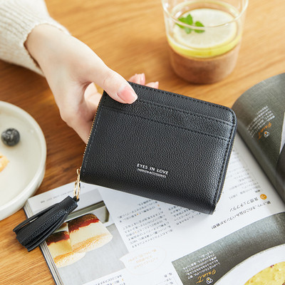 Γυναικείο δερμάτινο πορτοφόλι με φούντα