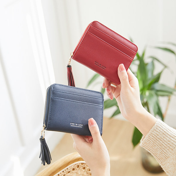 Γυναικείο δερμάτινο πορτοφόλι με φούντα