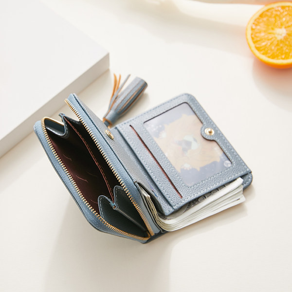 Γυναικείο δερμάτινο πορτοφόλι με φούντα