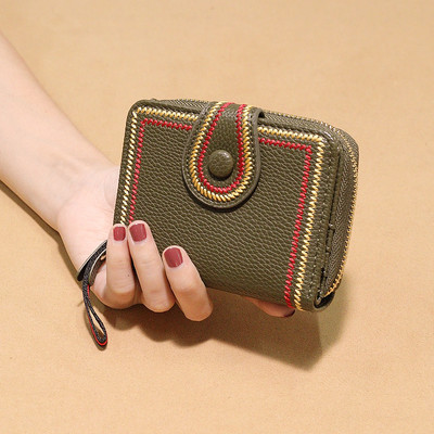 Γυναικείο μίνι πορτοφόλι με κέντημα