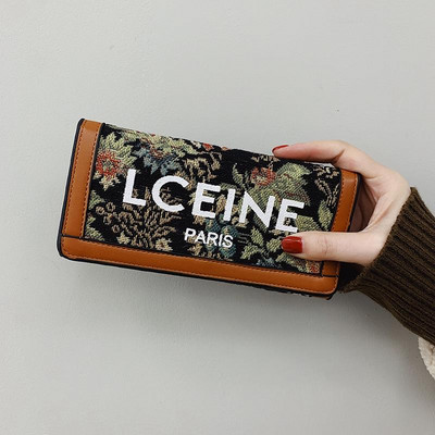 Γυναικείο πορτοφόλι δύο μοντέλα με κεντημένη επιγραφή