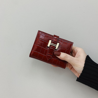 Sieviešu ādas maks ar metāla aizdari - dažādas krāsas