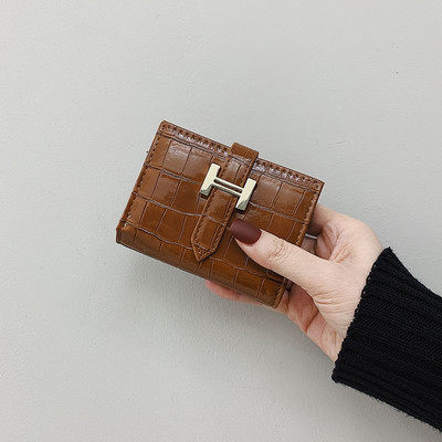 Sieviešu ādas maks ar metāla aizdari - dažādas krāsas