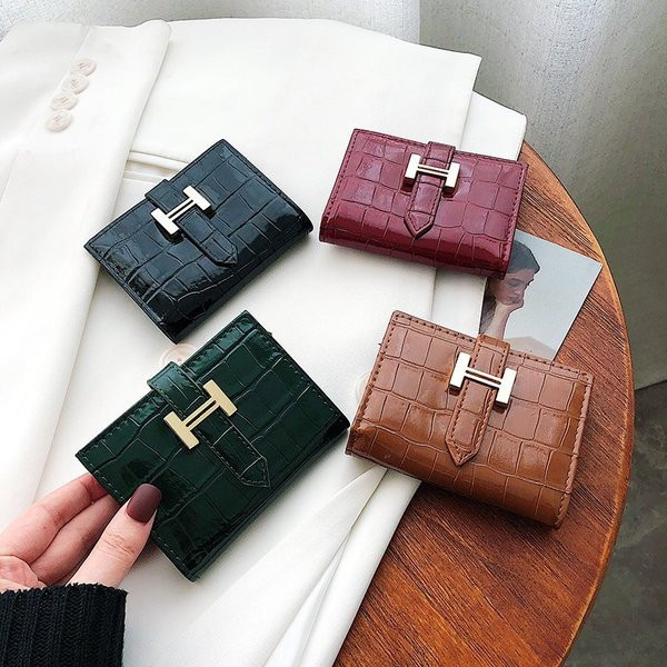 Sieviešu ādas maks ar metāla aizdari - dažādas krāsas