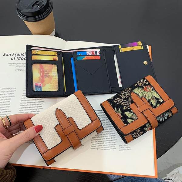 Dviejų modelių moteriška piniginė su paprastu raštu ir siuvinėjimu