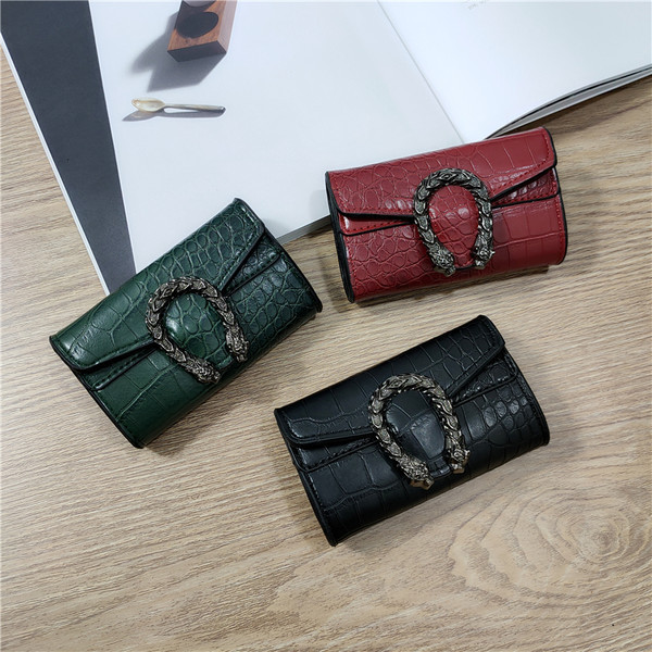 Jauna modeļa sieviešu ādas maciņš ar metāla apdari