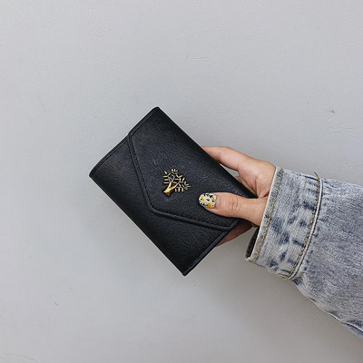 Γυναικείο πορτοφόλι με μεταλλική διακόσμηση