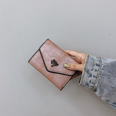 Γυναικείο πορτοφόλι με μεταλλική διακόσμηση