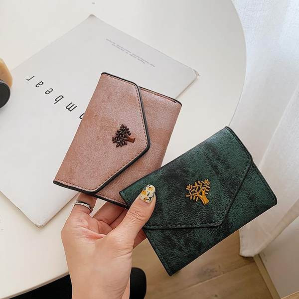 Γυναικείο πορτοφόλι με μεταλλική διακόσμηση 