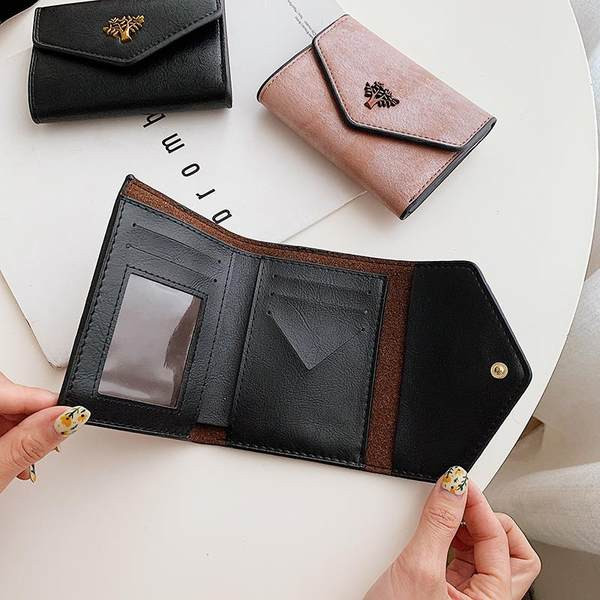 Γυναικείο πορτοφόλι με μεταλλική διακόσμηση 