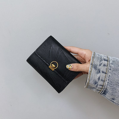 Γυναικείο πορτοφόλι σε ρετρό στιλ με μεταλλική στερέωση