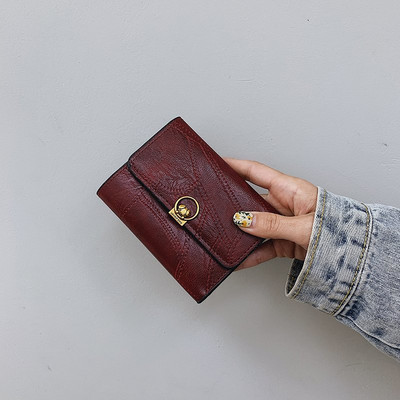 Γυναικείο πορτοφόλι σε ρετρό στιλ με μεταλλική στερέωση