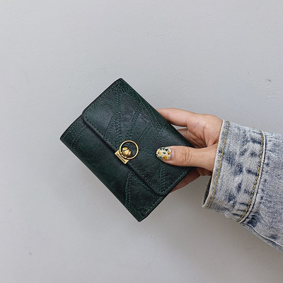 Γυναικείο πορτοφόλι σε ρετρό στιλ με μεταλλική στερέωση