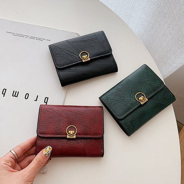 Γυναικείο πορτοφόλι σε ρετρό στιλ με μεταλλική στερέωση