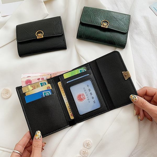 Γυναικείο πορτοφόλι σε ρετρό στιλ με μεταλλική στερέωση