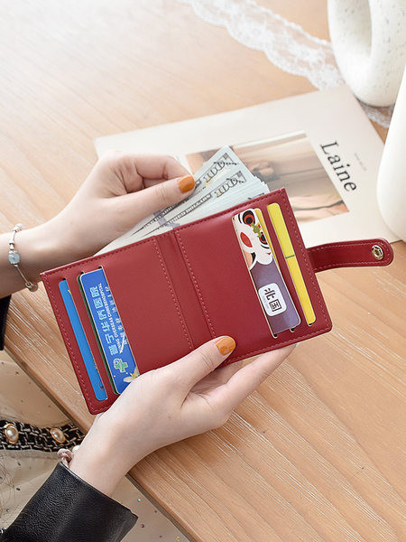 Έκο δερμάτινο γυναικείο πορτοφόλι νέο μοντέλο με μεταλλική στερέωση και τσέπη για χρεωστικές κάρτες