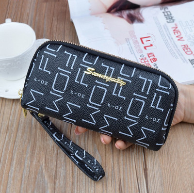 Μοντέρνο πορτοφόλι με κοντή λαβή και μεταλλική επιγραφή