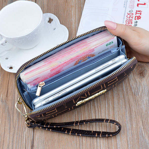 Μοντέρνο πορτοφόλι με κοντή λαβή και μεταλλική επιγραφή